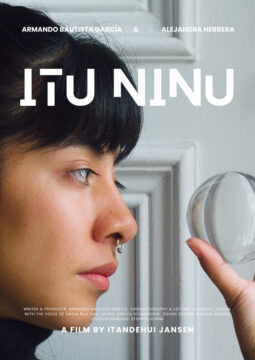Cartel en primer plano de una mujer con mirada introspectiva, observando una esfera de cristal en sus manos. Refleja el conflicto entre control y naturaleza.