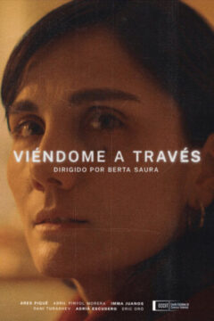 Primer plano del rostro de una mujer de mirada profunda y gesto melancólico, envuelto en una luz cálida que acentúa la intimidad de la escena. Sobre su rostro aparece el título “Viéndome a través”, junto al nombre de la directora, Berta Saura. El cartel transmite emoción contenida y anticipa una historia introspectiva.
