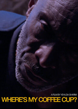 Cartel fotograma del documental sobre prisión y envejecimiento donde aparece un hombre mayor en su celda