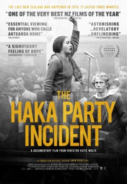 Cartel del documental The Haka Party Incident con una mujer levantando el puño durante una protesta.