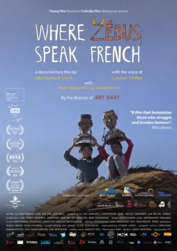 Póster de Donde los cebúes hablan francés en el que aparecen dos niñas. Cada una sujeta una escultura de un busto sobre la cabeza.