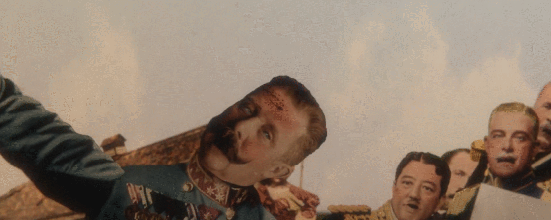 Escena satírica con figura histórica uniformada inclinando la cabeza, con otros personajes al fondo observando.