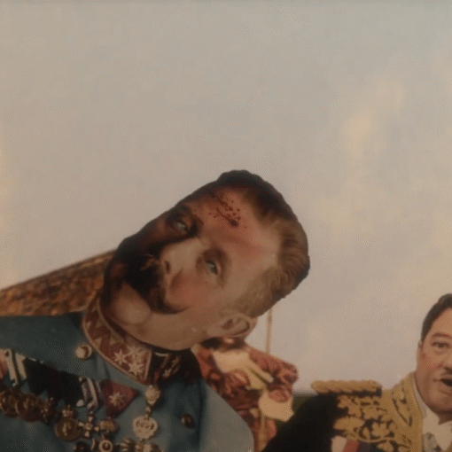 Escena satírica con figura histórica uniformada inclinando la cabeza, con otros personajes al fondo observando.