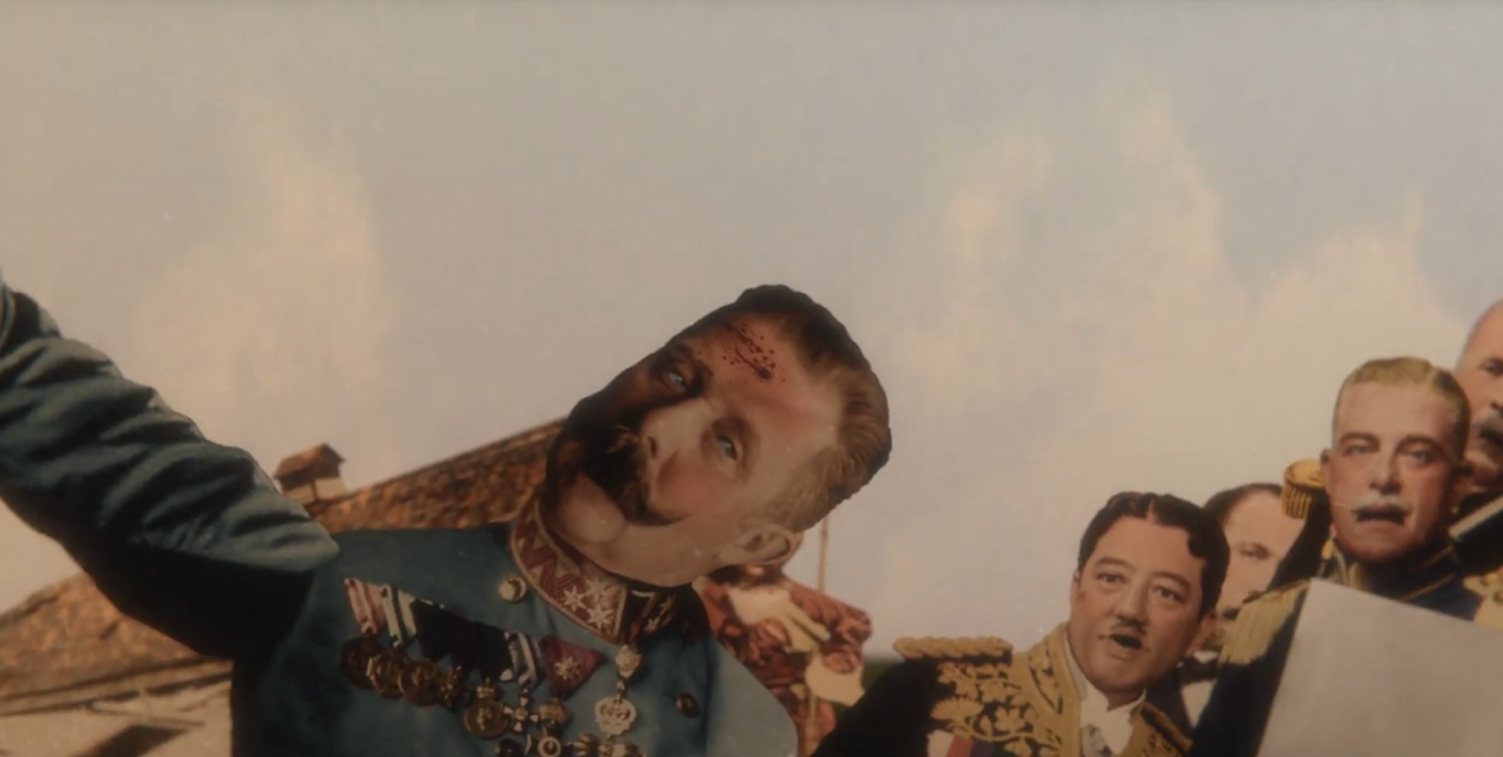 Escena satírica con figura histórica uniformada inclinando la cabeza, con otros personajes al fondo observando.