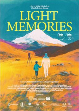 Póster de Ecos de luz en el que aparece un dibujo de un niño en un prado. Va de la mano con una silueta blanca.