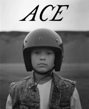 Póster de As en el que aparece un niño con un casco puesto en blanco y negro. El título aparece en letras negras.