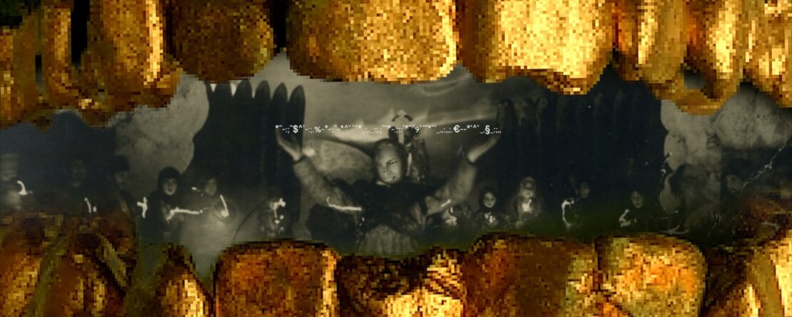 Imagen compuesta con una fila de dientes en primer plano que enmarcan una escena central en blanco y negro con personas reunidas alrededor de una figura con los brazos levantados.