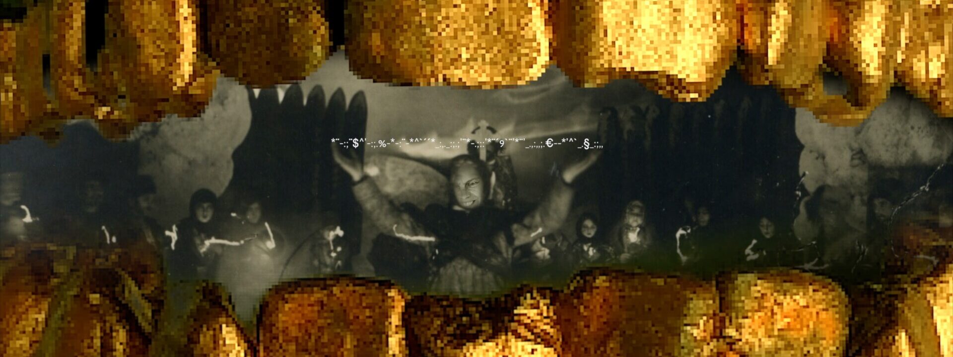 Imagen compuesta con una fila de dientes en primer plano que enmarcan una escena central en blanco y negro con personas reunidas alrededor de una figura con los brazos levantados.