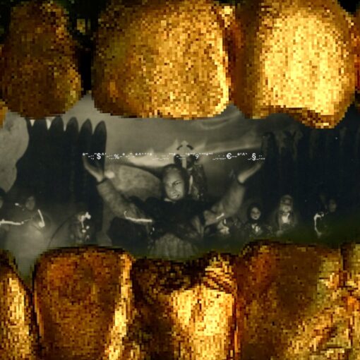 Imagen compuesta con una fila de dientes en primer plano que enmarcan una escena central en blanco y negro con personas reunidas alrededor de una figura con los brazos levantados.