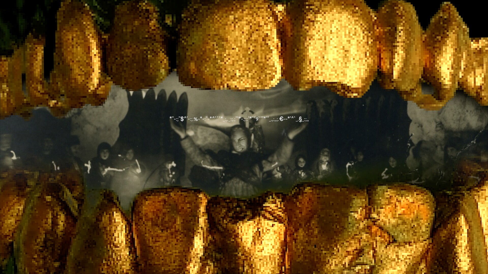 Imagen compuesta con una fila de dientes en primer plano que enmarcan una escena central en blanco y negro con personas reunidas alrededor de una figura con los brazos levantados.