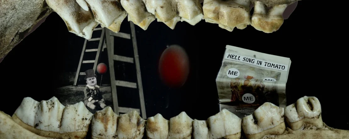 Imagen compuesta con una fila de dientes en primer plano que enmarcan una escena central en blanco y negro con personas reunidas alrededor de una figura con los brazos levantados.